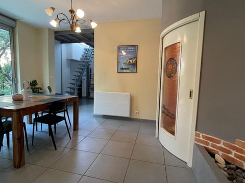 Aix-les-Bains T3 avec terrasse, parking et animaux permis - FR-1-555-91 Apartment in Aix-les-Bains