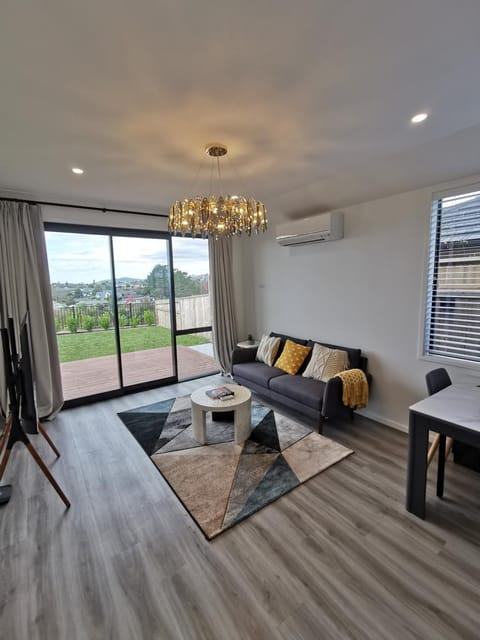TV and multimedia, Living room, Seating area, air conditioner