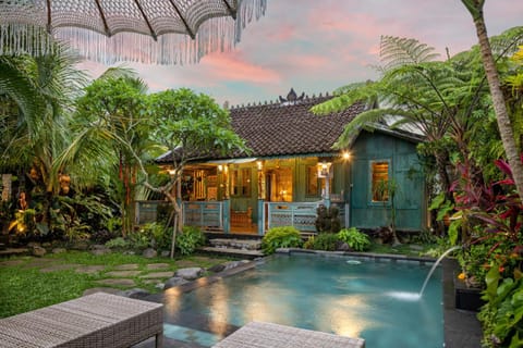 Property building, Garden, Garden view, Pool view, Swimming pool