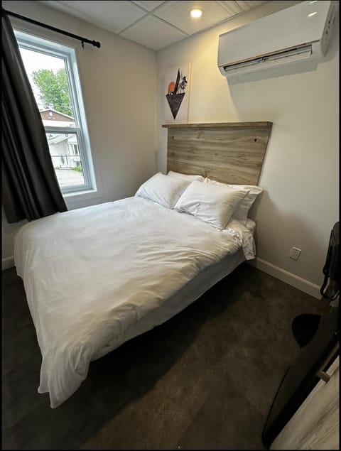 Bed, Photo of the whole room, Bedroom, air conditioner