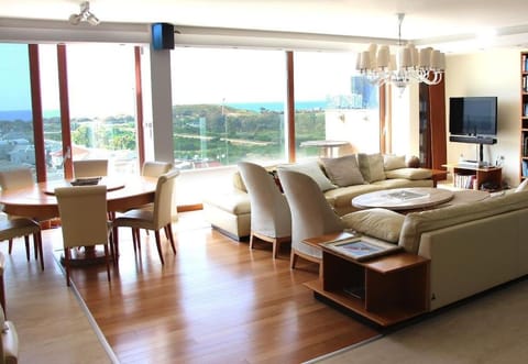 Communal lounge/ TV room, TV and multimedia, Living room, Seating area, Dining area