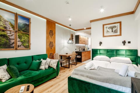 Bed, TV and multimedia, Living room, Seating area, Bedroom