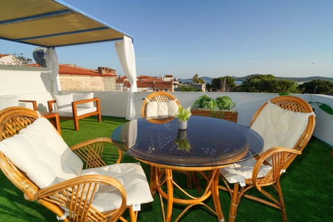 Natural landscape, View (from property/room), Balcony/Terrace, Seating area, Dining area