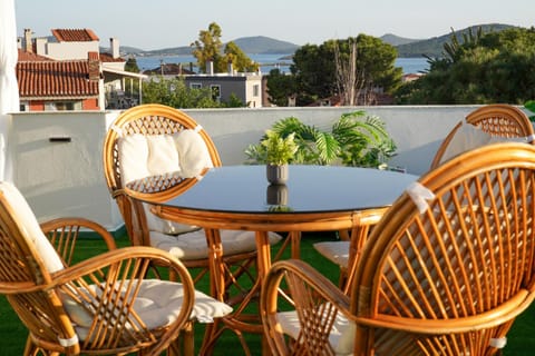 Natural landscape, View (from property/room), Balcony/Terrace, Seating area, Dining area, Mountain view