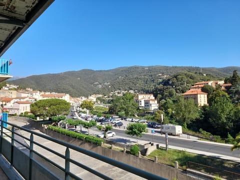 Day, Natural landscape, City view, Street view, Location, Parking