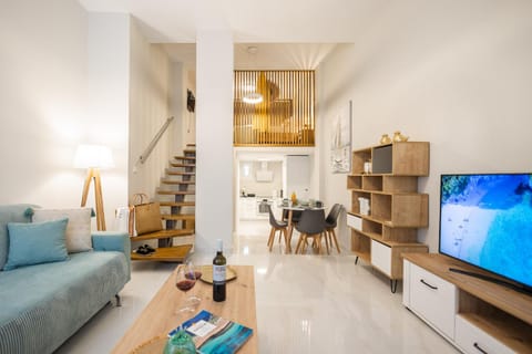 TV and multimedia, Living room, Seating area, Evening entertainment