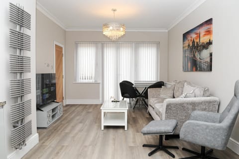 Property building, Communal lounge/ TV room, TV and multimedia, Living room, Seating area