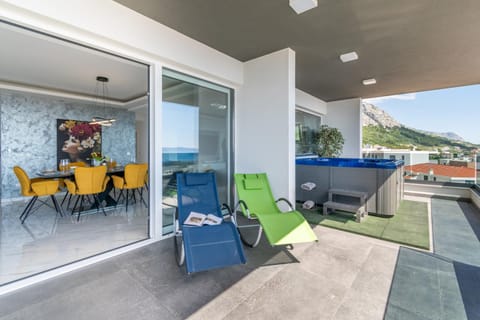Lux Penthouse Panoramic View with jacuzzi Apartment in Makarska