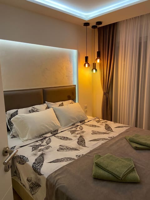 Bed, Bedroom, towels