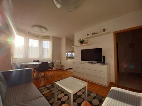 TV and multimedia, Kitchen or kitchenette, Living room, Seating area, Dining area