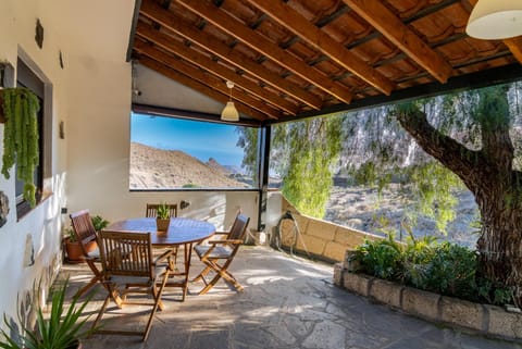 Natural landscape, Seating area, Dining area, Pets, Landmark view, Sea view