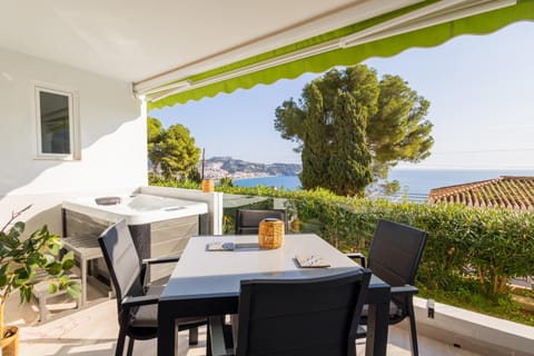 Natural landscape, View (from property/room), Balcony/Terrace, Seating area, Dining area, Sea view