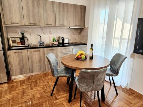 Coffee/tea facilities, Kitchen or kitchenette, Seating area, Dining area, toaster