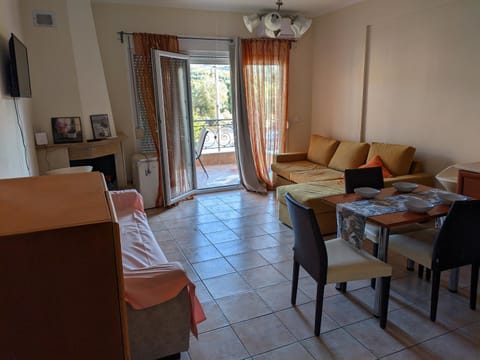 TV and multimedia, Kitchen or kitchenette, Living room, Photo of the whole room, Dining area