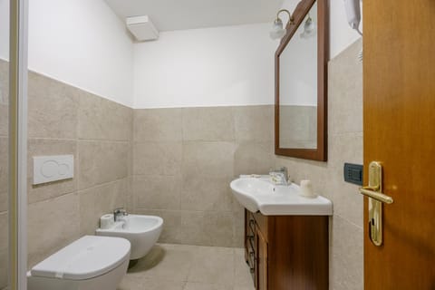 Shower, Bathroom, hair dryier, towels