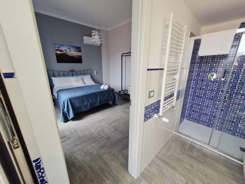 Shower, Bed, Bathroom, TV and multimedia, Photo of the whole room, Bedroom, wardrobe, air conditioner