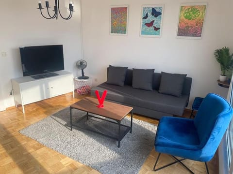 Communal lounge/ TV room, TV and multimedia, Living room, Seating area, Evening entertainment