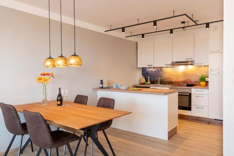 Kitchen or kitchenette, Dining area