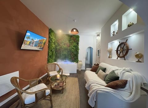 La suite Carthagène des Indes - centre ville , spa & terrasse privée Apartment in Béthune