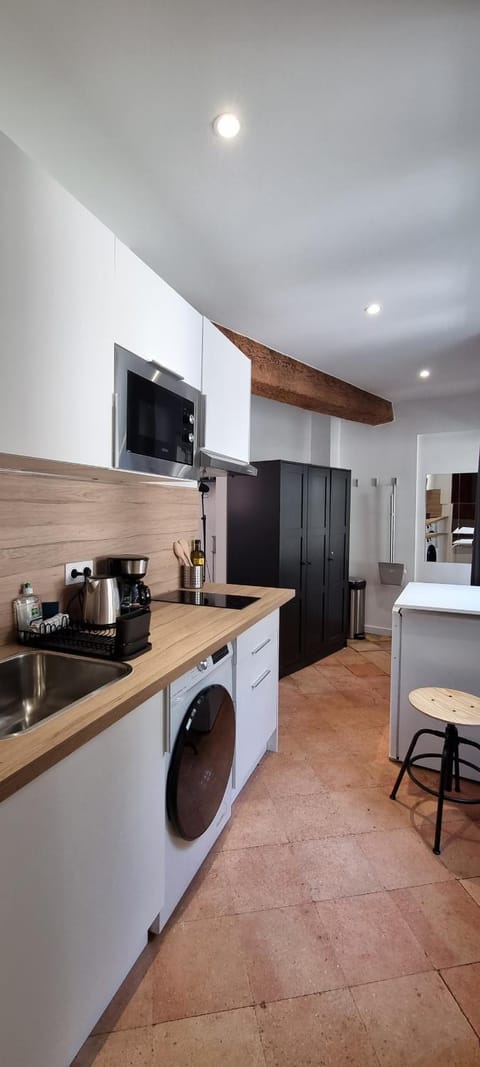 Coffee/tea facilities, Kitchen or kitchenette, Dining area, oven