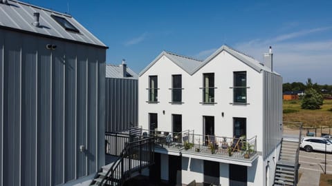 Property building, Day, Neighbourhood, Location, Parking