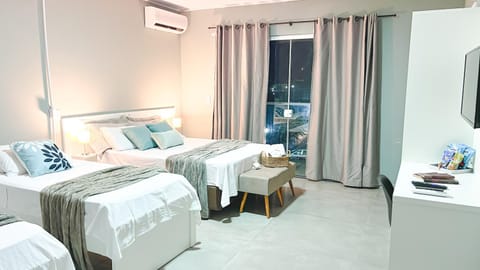 Bed, TV and multimedia, Photo of the whole room, Bedroom, towels, air conditioner