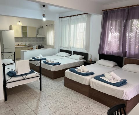 Bed, Kitchen or kitchenette, Photo of the whole room, Bedroom, towels