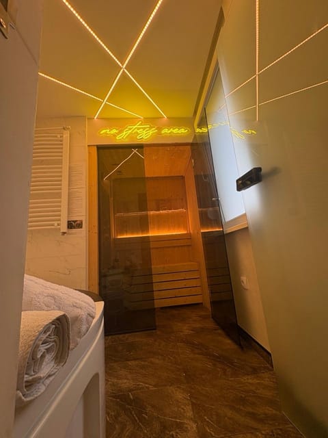 Princ Lux jaccuzi and sauna with free parking Apartment in Novi Sad