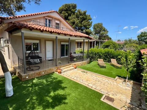 Property building, Patio, Garden, Garden view, sunbed