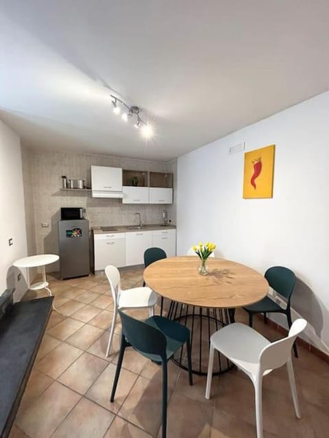 Kitchen or kitchenette, Dining area, minibar, stove