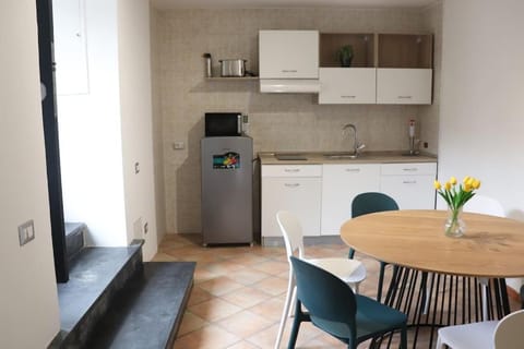 Kitchen or kitchenette, Dining area, minibar, stove