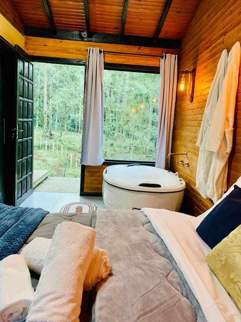 Bed, Natural landscape, Hot Tub, Bathroom, Bedroom, Bath, towels