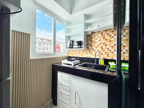 Kitchen or kitchenette, minibar, oven, stove