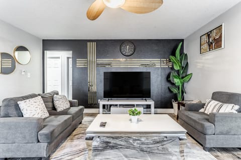 TV and multimedia, Living room, Seating area, fireplace