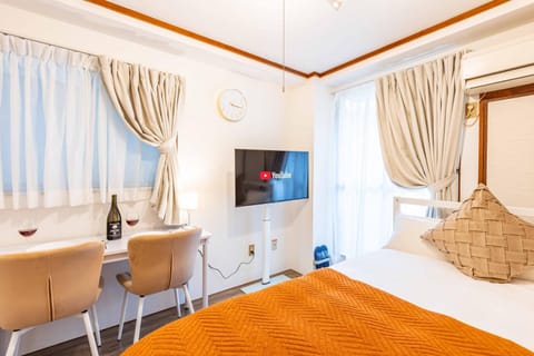 Bed, TV and multimedia, Bedroom