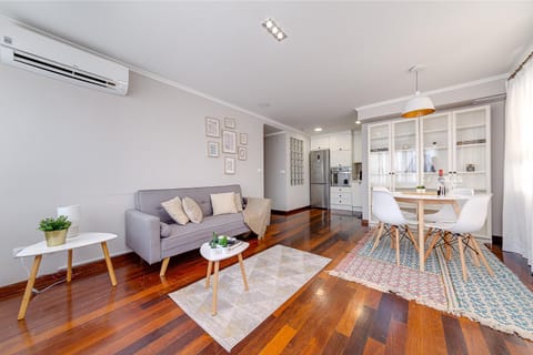 Kitchen or kitchenette, Living room, Seating area, Dining area, minibar, oven, pet friendly, air conditioner