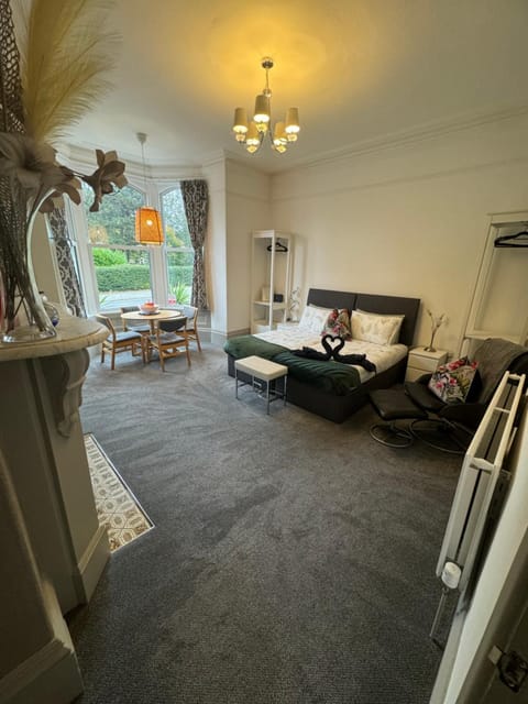 2 Bed ground floor apartment, sleeps 4 with free parking Apartment in Harrogate