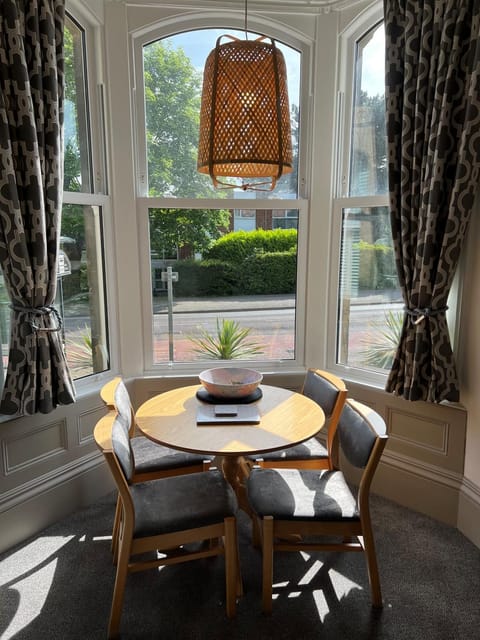 Seating area, Dining area