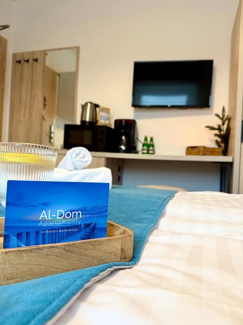 Bed, TV and multimedia, Photo of the whole room, Bedroom, towels