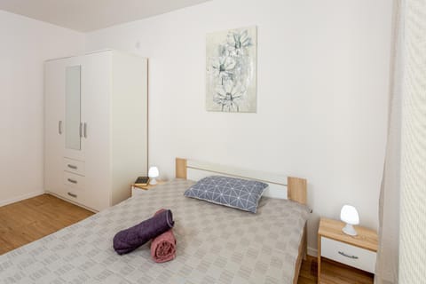 Bed, Bedroom, towels