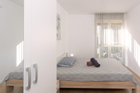 Bed, Photo of the whole room, Decorative detail, Bedroom, Mountain view, towels, wardrobe