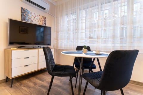 TV and multimedia, Kitchen or kitchenette, Living room, Seating area, Dining area, minibar, air conditioner