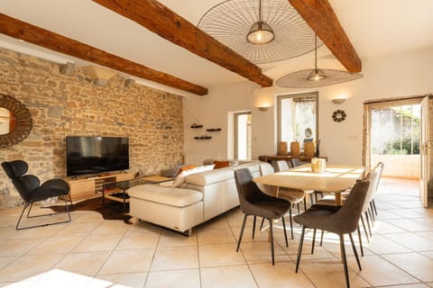 TV and multimedia, Living room, Seating area, Dining area