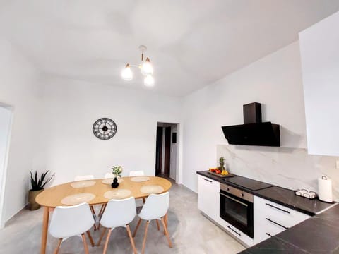 Kitchen or kitchenette, pet friendly, stove