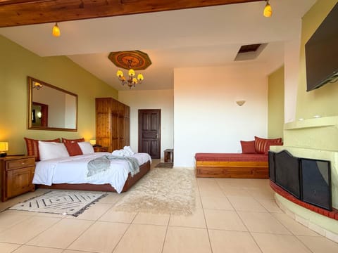 Bed, TV and multimedia, Photo of the whole room, Bedroom