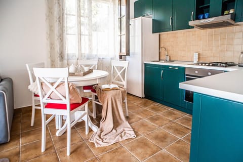 Kitchen or kitchenette, Living room, Seating area, Dining area, dishwasher, minibar, pet friendly, stove