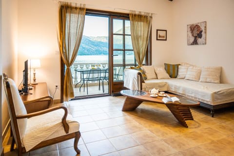 Natural landscape, View (from property/room), Balcony/Terrace, Living room, Photo of the whole room, Seating area, Dining area, Sea view