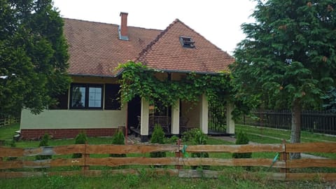 DOM LETNISKOWY NAD JEZIOREM Łódż wiosłowa i kajak Giżycko Storczykowa 26 House in Lithuania