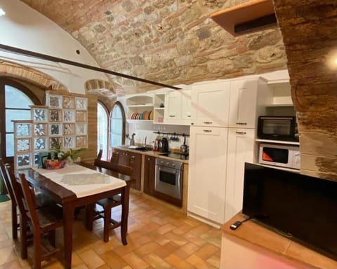 Kitchen or kitchenette, Dining area, dishwasher, pet friendly, stove, toaster