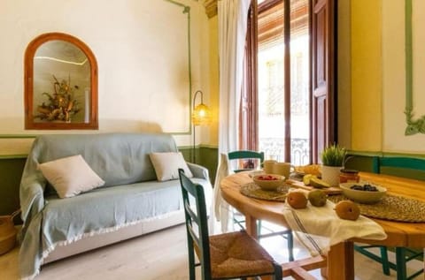 Bed, Living room, Food and drinks, Dining area, Food